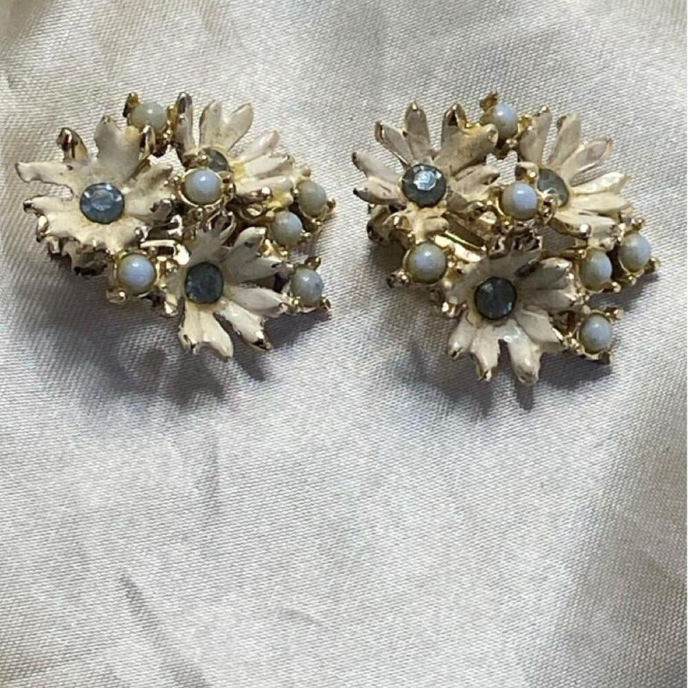 Vintage 50s Blue & Ivory Enamel Floral Cluster Clip On Earrings Rhinestone Pearl